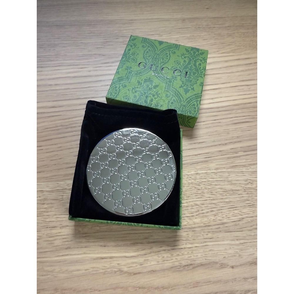 NIB Gucci Beauty Silver Embossed Compact Mirror - Picture 1 of 5